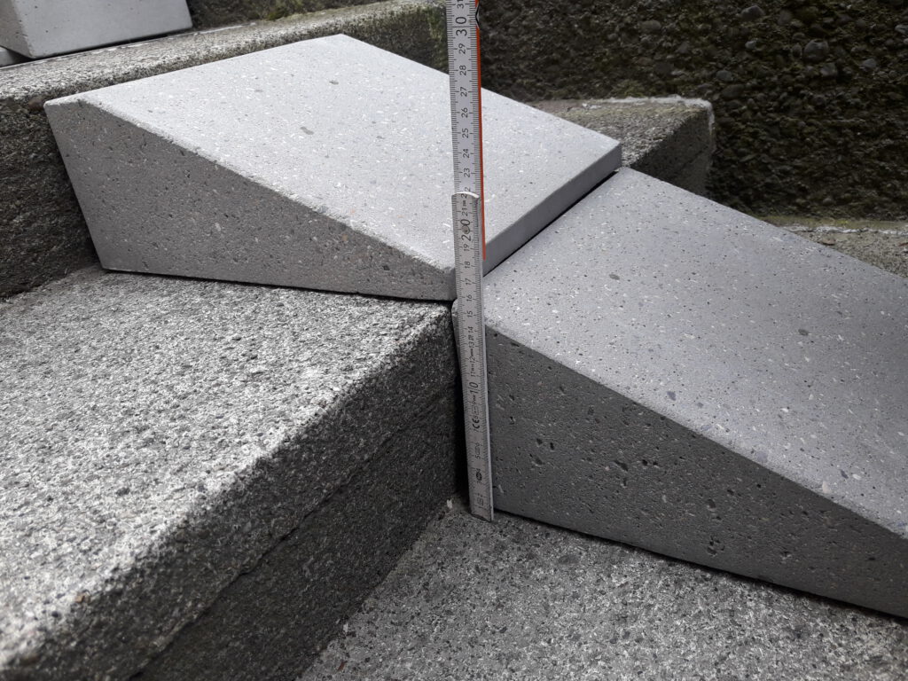 Detailansicht einer Fahrradrampe aus Betonelementen an einer bestehenden Treppenanlage