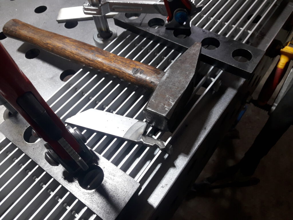 Selbstgebautes Werkzeug und Aufspannung von Boden-Lüftungsgittern zur Nachbesserung
