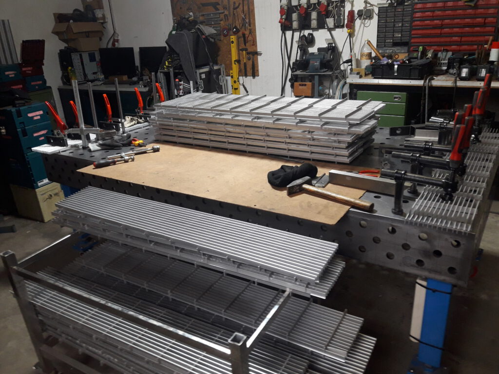 Vorbereitete Boden-Lüftungsgitter auf der Werkbank während der Instandsetzung