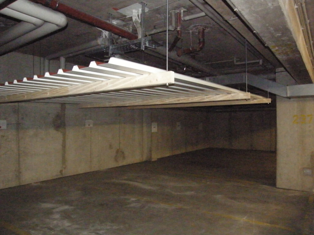 Trapezblech-Konstruktion zur Ableitung von Tropfwasser unter undichter Kantinendecke